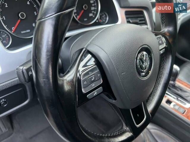 Серый Фольксваген Туарег, объемом двигателя 3 л и пробегом 232 тыс. км за 19700 $, фото 7 на Automoto.ua