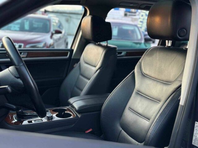 Серый Фольксваген Туарег, объемом двигателя 3 л и пробегом 296 тыс. км за 14490 $, фото 19 на Automoto.ua