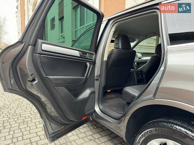 Серый Фольксваген Туарег, объемом двигателя 2.97 л и пробегом 285 тыс. км за 16990 $, фото 23 на Automoto.ua