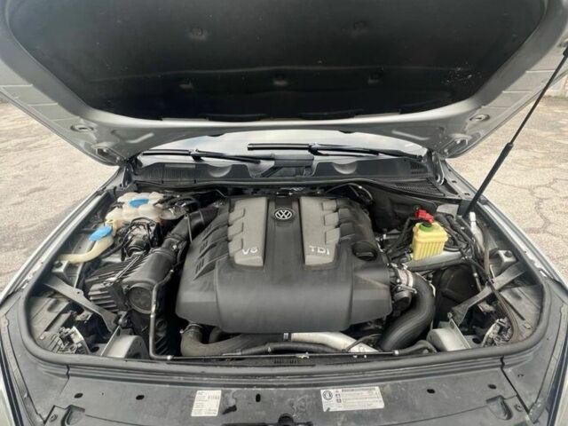 Серый Фольксваген Туарег, объемом двигателя 3 л и пробегом 290 тыс. км за 17999 $, фото 1 на Automoto.ua