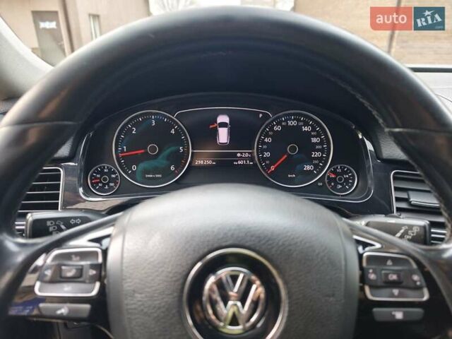 Серый Фольксваген Туарег, объемом двигателя 2.97 л и пробегом 298 тыс. км за 17000 $, фото 8 на Automoto.ua