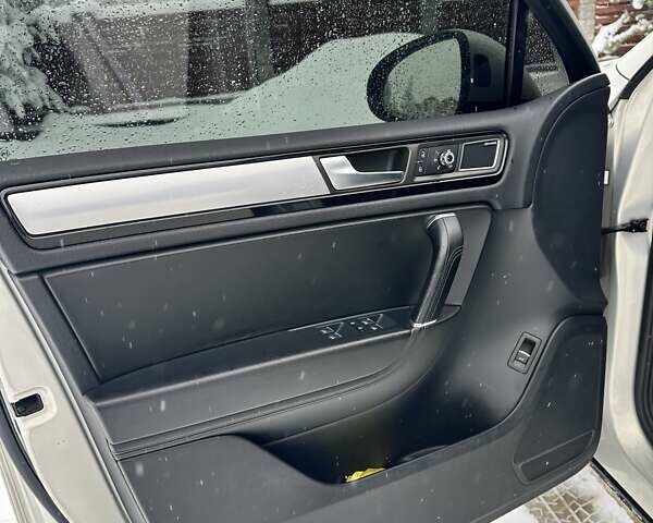 Серый Фольксваген Туарег, объемом двигателя 3 л и пробегом 190 тыс. км за 22700 $, фото 46 на Automoto.ua