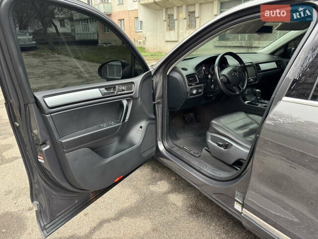 Серый Фольксваген Туарег, объемом двигателя 3 л и пробегом 260 тыс. км за 16700 $, фото 35 на Automoto.ua