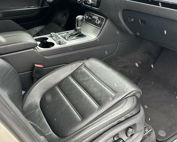 Серый Фольксваген Туарег, объемом двигателя 3 л и пробегом 190 тыс. км за 22700 $, фото 10 на Automoto.ua