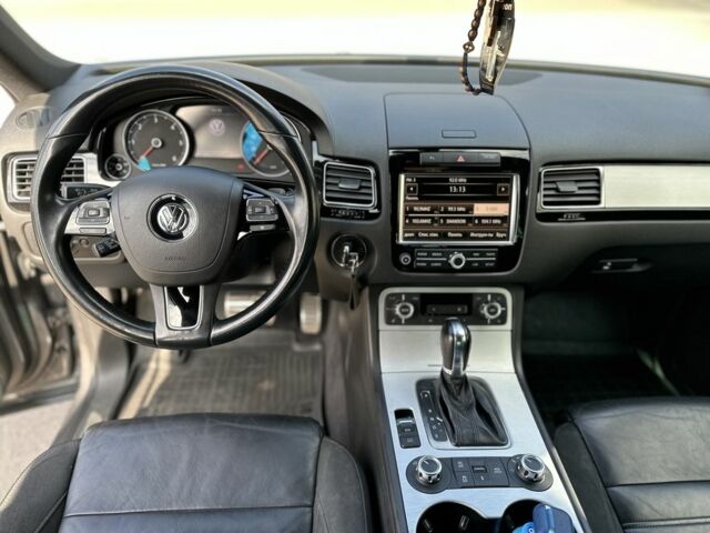 Серый Фольксваген Туарег, объемом двигателя 3 л и пробегом 225 тыс. км за 20000 $, фото 11 на Automoto.ua