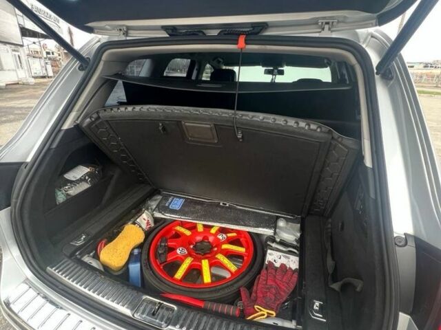 Серый Фольксваген Туарег, объемом двигателя 3 л и пробегом 290 тыс. км за 17999 $, фото 2 на Automoto.ua