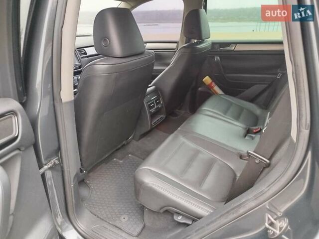 Серый Фольксваген Туарег, объемом двигателя 3 л и пробегом 255 тыс. км за 13500 $, фото 2 на Automoto.ua