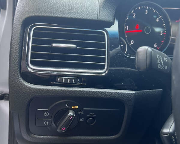 Серый Фольксваген Туарег, объемом двигателя 2.97 л и пробегом 281 тыс. км за 18000 $, фото 7 на Automoto.ua