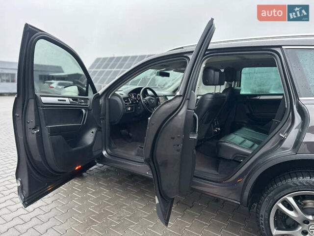 Сірий Фольксваген Туарег, об'ємом двигуна 3 л та пробігом 298 тис. км за 18500 $, фото 75 на Automoto.ua