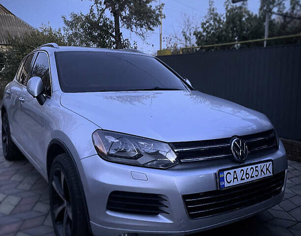 Серый Фольксваген Туарег, объемом двигателя 2.97 л и пробегом 260 тыс. км за 19000 $, фото 1 на Automoto.ua