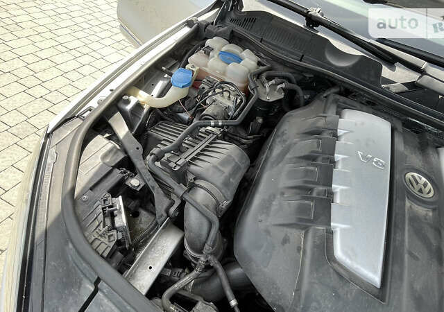 Сірий Фольксваген Туарег, об'ємом двигуна 4.2 л та пробігом 270 тис. км за 20850 $, фото 57 на Automoto.ua