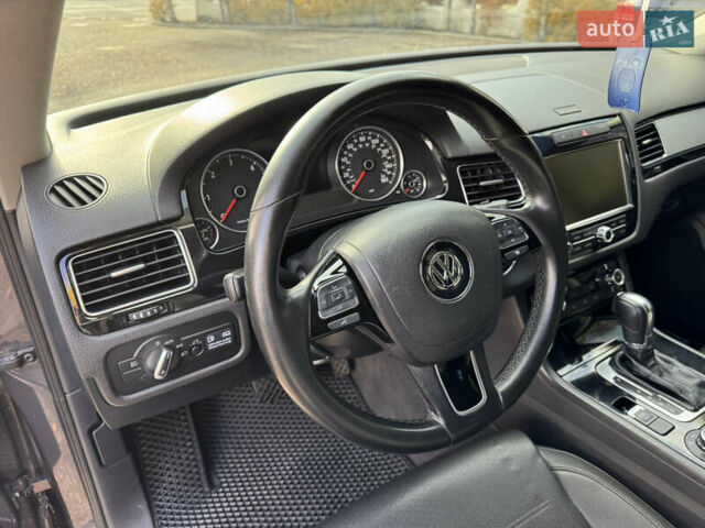 Сірий Фольксваген Туарег, об'ємом двигуна 3 л та пробігом 260 тис. км за 16700 $, фото 40 на Automoto.ua