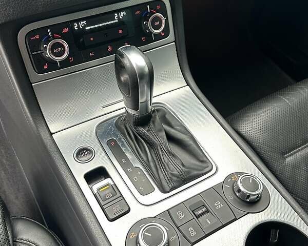 Серый Фольксваген Туарег, объемом двигателя 3 л и пробегом 190 тыс. км за 22700 $, фото 7 на Automoto.ua