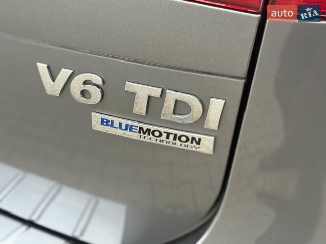 Сірий Фольксваген Туарег, об'ємом двигуна 3 л та пробігом 260 тис. км за 18700 $, фото 31 на Automoto.ua