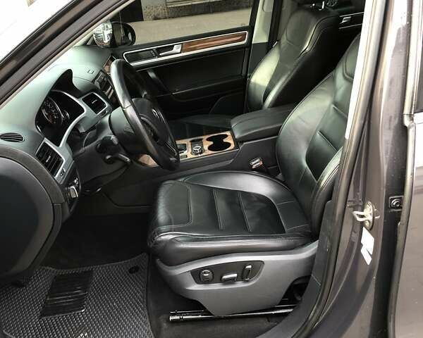 Серый Фольксваген Туарег, объемом двигателя 2.97 л и пробегом 263 тыс. км за 15900 $, фото 26 на Automoto.ua