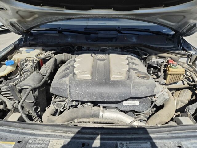 Серый Фольксваген Туарег, объемом двигателя 3 л и пробегом 215 тыс. км за 18000 $, фото 7 на Automoto.ua