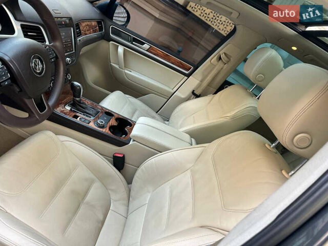 Серый Фольксваген Туарег, объемом двигателя 2.97 л и пробегом 300 тыс. км за 13400 $, фото 15 на Automoto.ua