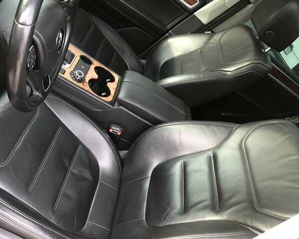 Серый Фольксваген Туарег, объемом двигателя 2.97 л и пробегом 263 тыс. км за 15900 $, фото 27 на Automoto.ua