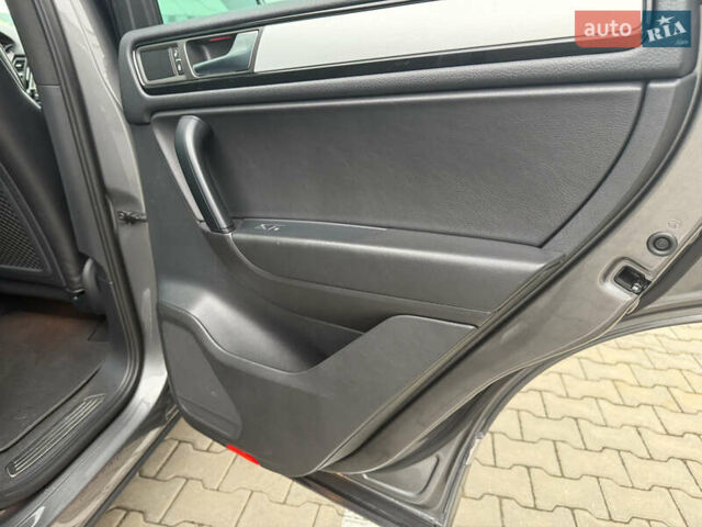 Сірий Фольксваген Туарег, об'ємом двигуна 3 л та пробігом 260 тис. км за 18700 $, фото 41 на Automoto.ua