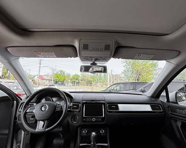 Серый Фольксваген Туарег, объемом двигателя 3 л и пробегом 286 тыс. км за 17900 $, фото 7 на Automoto.ua