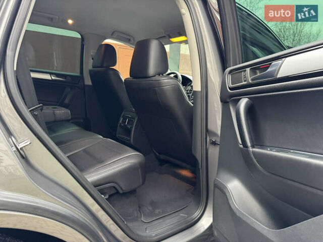 Серый Фольксваген Туарег, объемом двигателя 2.97 л и пробегом 285 тыс. км за 16990 $, фото 38 на Automoto.ua