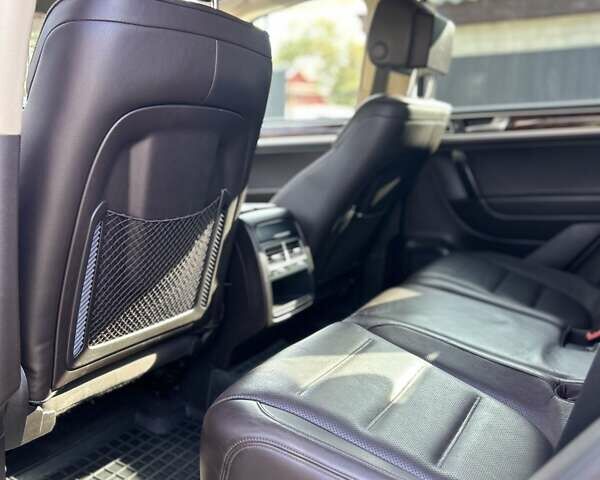 Серый Фольксваген Туарег, объемом двигателя 4.13 л и пробегом 429 тыс. км за 18000 $, фото 1 на Automoto.ua