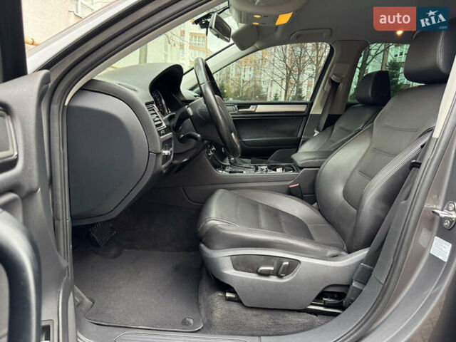 Серый Фольксваген Туарег, объемом двигателя 2.97 л и пробегом 285 тыс. км за 16990 $, фото 18 на Automoto.ua