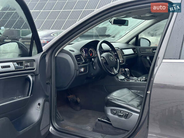 Сірий Фольксваген Туарег, об'ємом двигуна 3 л та пробігом 298 тис. км за 18500 $, фото 74 на Automoto.ua