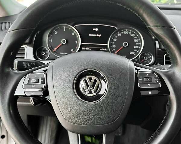 Серый Фольксваген Туарег, объемом двигателя 3 л и пробегом 286 тыс. км за 17900 $, фото 8 на Automoto.ua