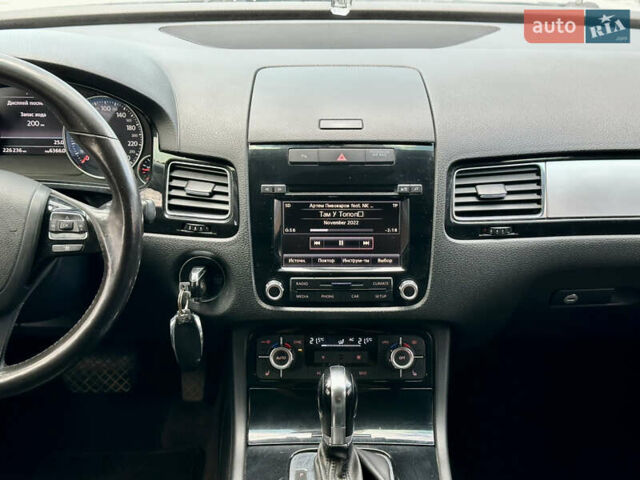 Серый Фольксваген Туарег, объемом двигателя 3 л и пробегом 226 тыс. км за 15490 $, фото 48 на Automoto.ua