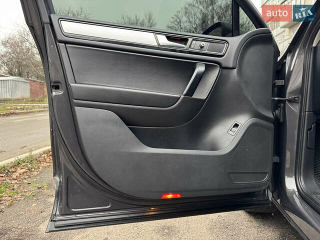 Серый Фольксваген Туарег, объемом двигателя 3 л и пробегом 260 тыс. км за 16700 $, фото 36 на Automoto.ua