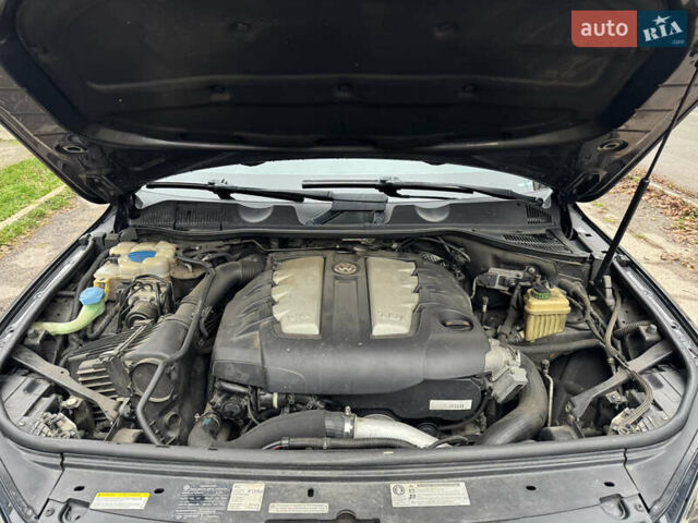 Серый Фольксваген Туарег, объемом двигателя 3 л и пробегом 260 тыс. км за 16700 $, фото 81 на Automoto.ua