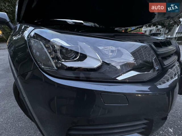 Серый Фольксваген Туарег, объемом двигателя 2.97 л и пробегом 227 тыс. км за 24000 $, фото 1 на Automoto.ua