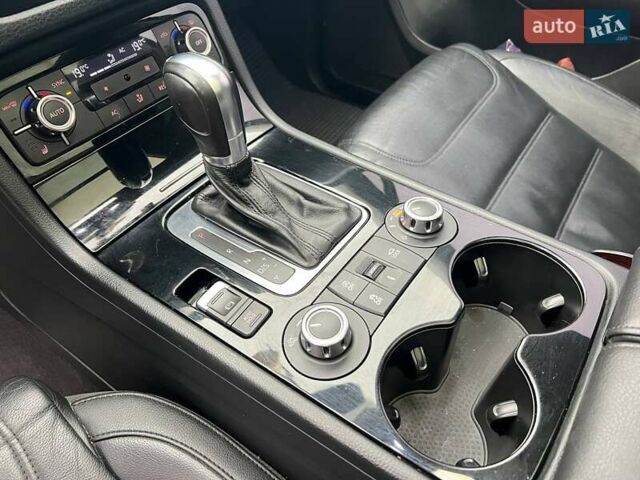 Серый Фольксваген Туарег, объемом двигателя 2.97 л и пробегом 223 тыс. км за 20490 $, фото 18 на Automoto.ua