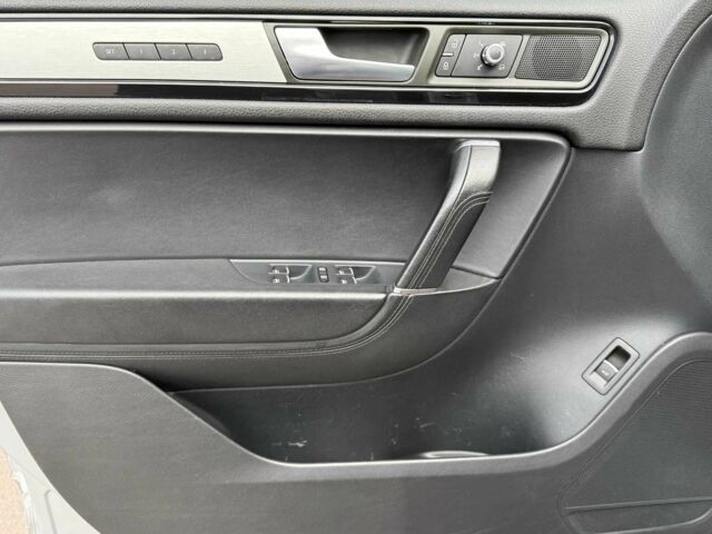 Сірий Фольксваген Туарег, об'ємом двигуна 3 л та пробігом 226 тис. км за 18000 $, фото 15 на Automoto.ua