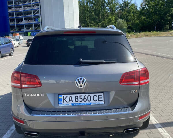 Серый Фольксваген Туарег, объемом двигателя 3 л и пробегом 290 тыс. км за 19500 $, фото 4 на Automoto.ua