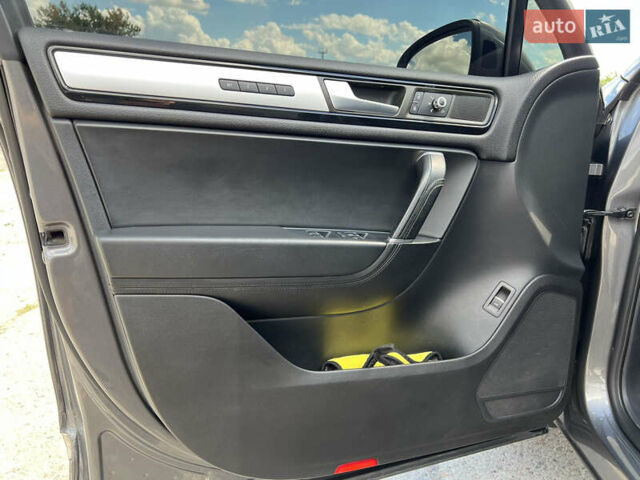 Сірий Фольксваген Туарег, об'ємом двигуна 2.97 л та пробігом 261 тис. км за 19999 $, фото 35 на Automoto.ua