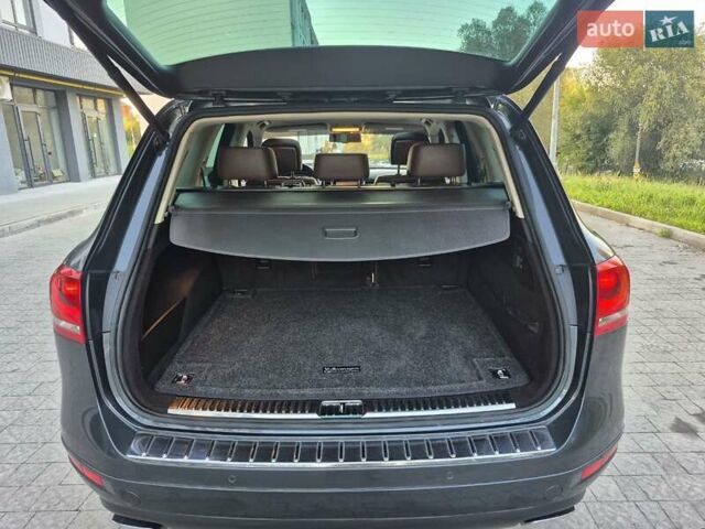 Серый Фольксваген Туарег, объемом двигателя 2.97 л и пробегом 248 тыс. км за 16500 $, фото 19 на Automoto.ua