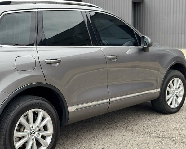 Серый Фольксваген Туарег, объемом двигателя 2.97 л и пробегом 360 тыс. км за 17500 $, фото 20 на Automoto.ua