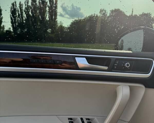 Серый Фольксваген Туарег, объемом двигателя 2.97 л и пробегом 174 тыс. км за 19000 $, фото 17 на Automoto.ua