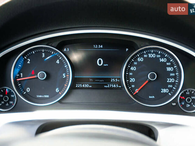 Сірий Фольксваген Туарег, об'ємом двигуна 2.97 л та пробігом 225 тис. км за 18500 $, фото 21 на Automoto.ua