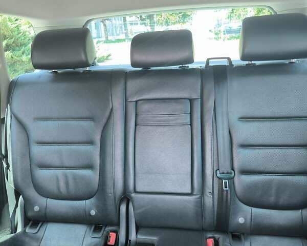 Серый Фольксваген Туарег, объемом двигателя 3 л и пробегом 280 тыс. км за 22500 $, фото 34 на Automoto.ua