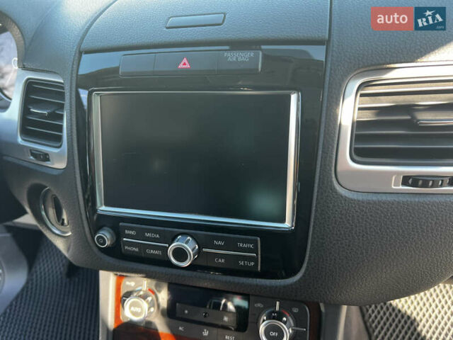 Сірий Фольксваген Туарег, об'ємом двигуна 3 л та пробігом 290 тис. км за 16300 $, фото 21 на Automoto.ua