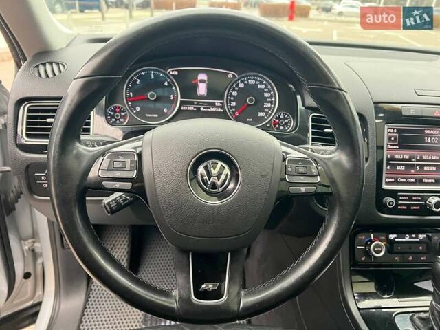 Серый Фольксваген Туарег, объемом двигателя 2.97 л и пробегом 223 тыс. км за 20490 $, фото 17 на Automoto.ua