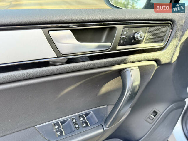 Сірий Фольксваген Туарег, об'ємом двигуна 3.6 л та пробігом 225 тис. км за 12500 $, фото 38 на Automoto.ua