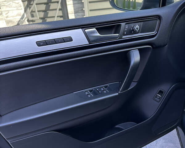 Сірий Фольксваген Туарег, об'ємом двигуна 2.97 л та пробігом 254 тис. км за 21000 $, фото 25 на Automoto.ua