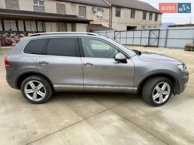 Серый Фольксваген Туарег, объемом двигателя 2.97 л и пробегом 352 тыс. км за 16300 $, фото 2 на Automoto.ua
