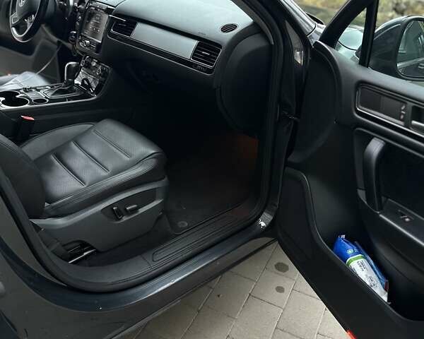 Серый Фольксваген Туарег, объемом двигателя 2.97 л и пробегом 210 тыс. км за 18500 $, фото 11 на Automoto.ua