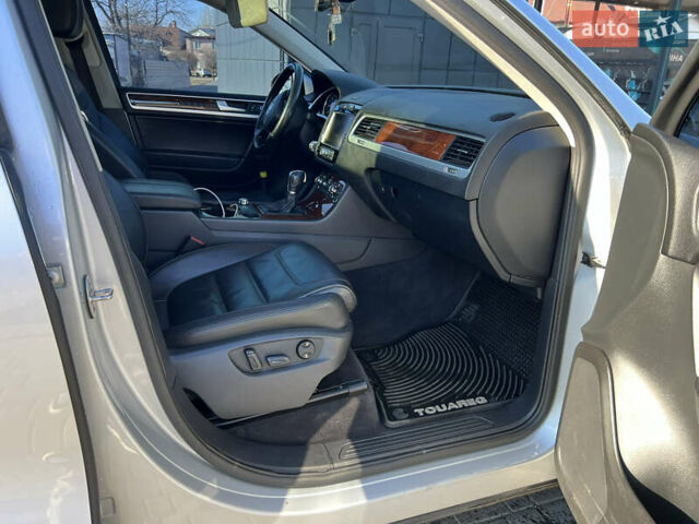 Серый Фольксваген Туарег, объемом двигателя 2.97 л и пробегом 252 тыс. км за 17550 $, фото 14 на Automoto.ua