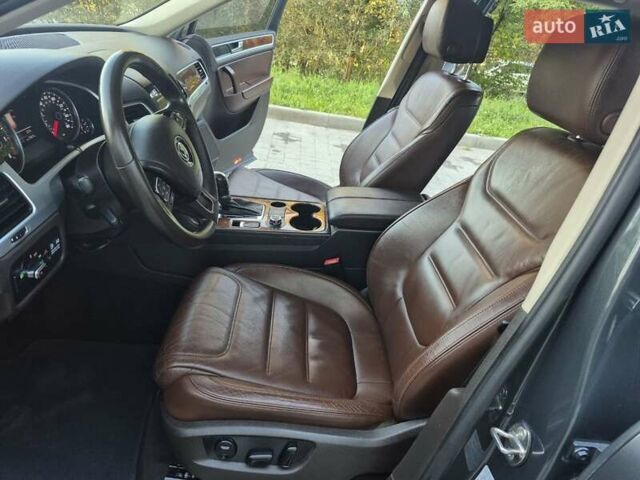 Серый Фольксваген Туарег, объемом двигателя 2.97 л и пробегом 248 тыс. км за 16500 $, фото 35 на Automoto.ua